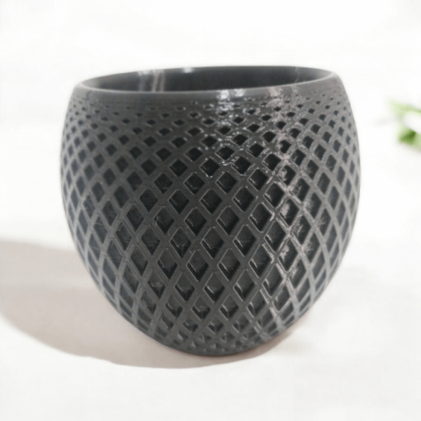 Vaso Preto 3D com Padrão Perfurado