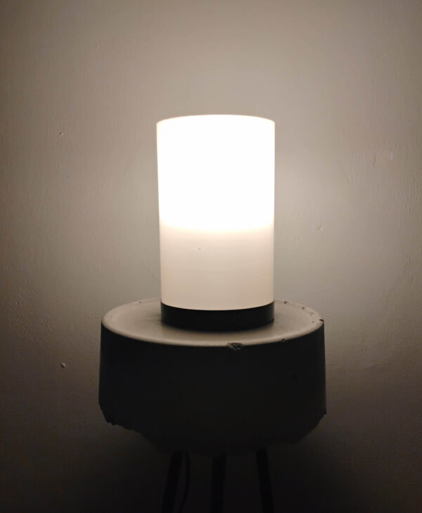 Luminária Moderna de Mesa - Estilo e Iluminação Perfeita para Qualquer Espaço - Image 4